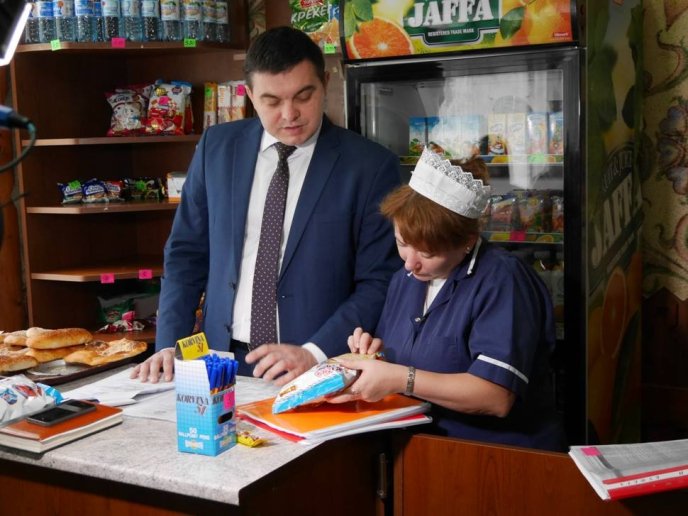 Ужгородські чиновники перевірили шкільні буфети – 08