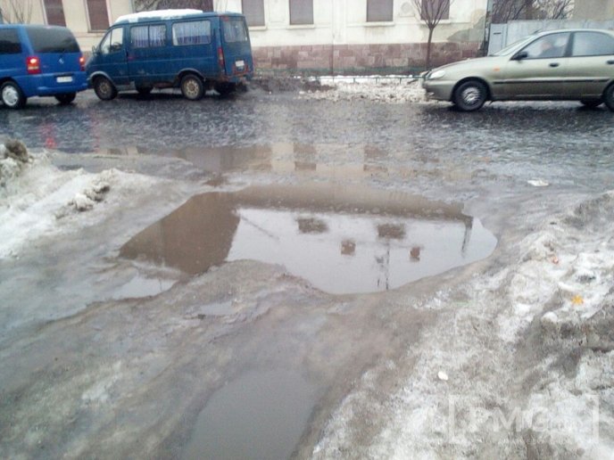 У Мукачеві тротуари та вулиці залиті водою, подекуди суцільний лід – 09
