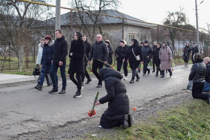 Чинадіївська громада сьогодні попрощалась із полеглим Героєм – 02 Чинадіївська громада сьогодні попрощалась із полеглим Героєм – 02
