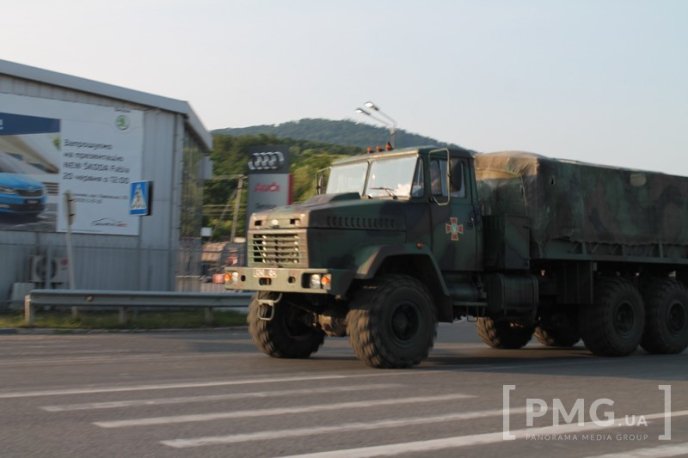 Трасою "Київ-Чоп" у Мукачеві рушили два військових автобуси – 05