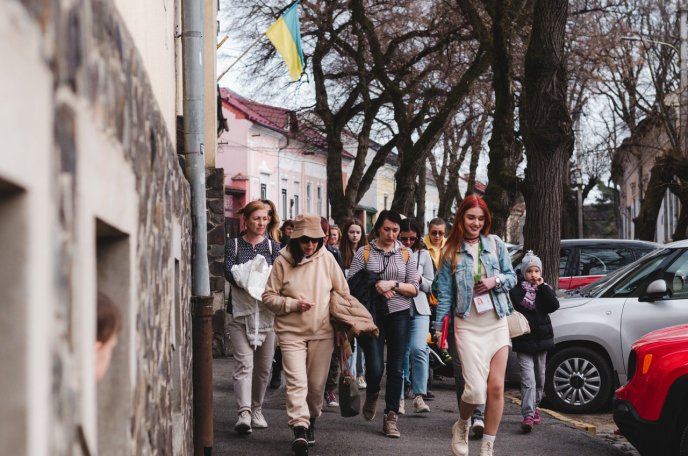 В обласному центрі Закарпаття проводять цікаві екскурсії для внутрішньо переміщених осіб – 01 В обласному центрі Закарпаття проводять цікаві екскурсії для внутрішньо переміщених осіб – 01