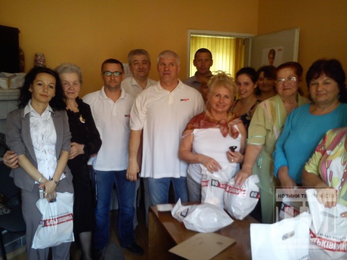 Місцевий осередок ВО "Батьківщина" роздавав безкоштовно паски (ФОТО) – 19