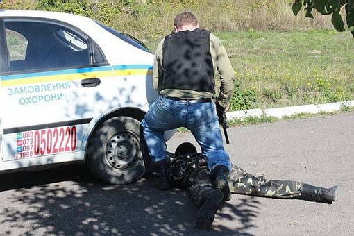 В універмазі правоохоронці затримали двох озброєних злочинців – 03