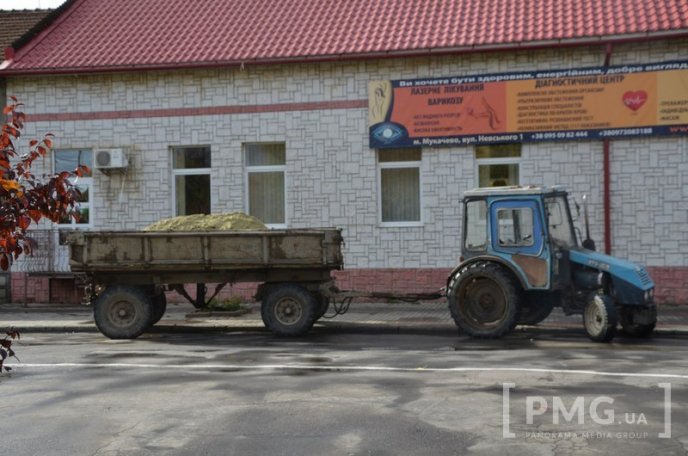 Вулицю Івана Франка у Мукачеві частково перекрили через прорив каналізації – 05