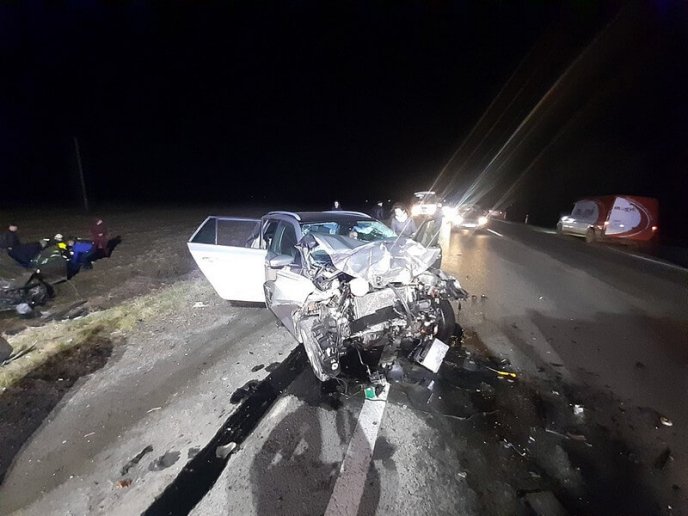 Одного з пасажирів вирізали з потрощеної машини: подробиці вечірньої ДТП на Мукачівщині – 02 Одного з пасажирів вирізали з потрощеної машини: подробиці вечірньої ДТП на Мукачівщині – 02