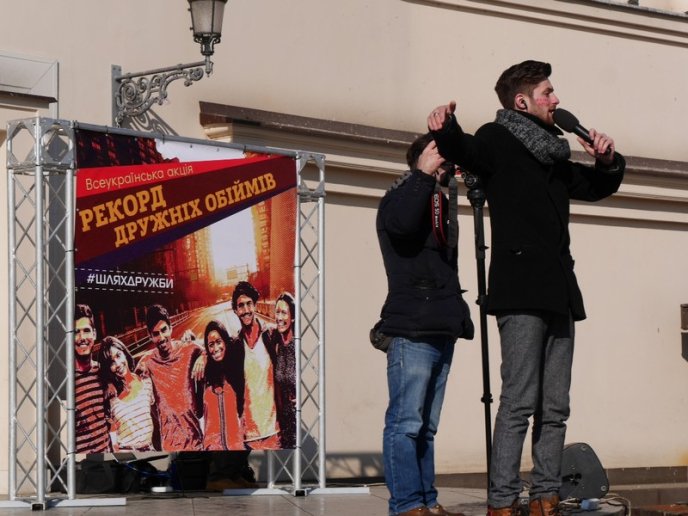 В Ужгороді зафіксували новий рекорд із наймасовіших обіймів в Україні – 03