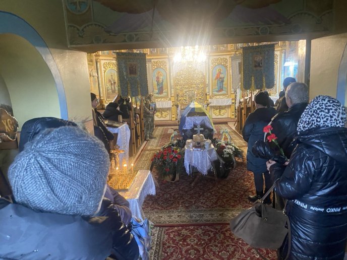 На Закарпатті відважного прикордонника провели в останній шлях – 02