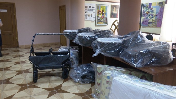 Сім’я з Тячева, в якої народилась трійня, отримала приємні подарунки – 03 Сім’я з Тячева, в якої народилась трійня, отримала приємні подарунки – 03