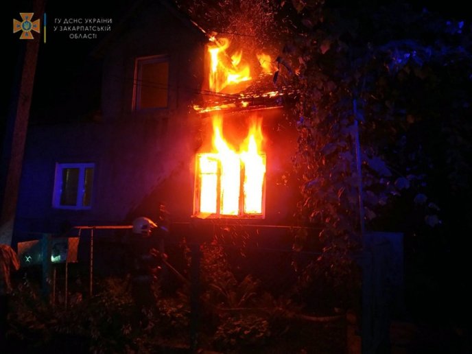 Вночі чоловік вивів із палаючого будинку родину – 01