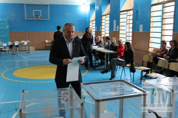 Кандидат від "Партії регіонів" Вячеслав Шутко проголосував на дільниці у ЗОШ №4 (ФОТО) – 08 Кандидат від "Партії регіонів" Вячеслав Шутко проголосував на дільниці у ЗОШ №4 (ФОТО) – 08