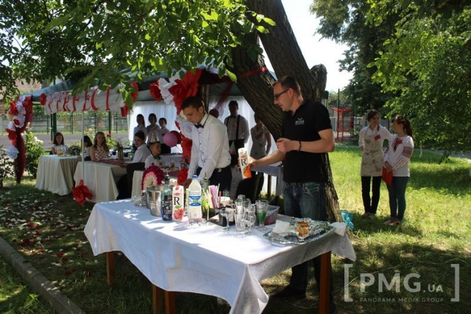 Студенти Мукачівського торговельно-економічного коледжу показали як правильно працювати в ресторанах – 16