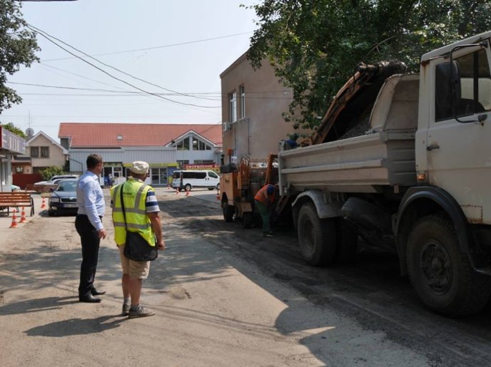 В Ужгороді асфальтуватимуть одну з найгірших доріг міста – 06