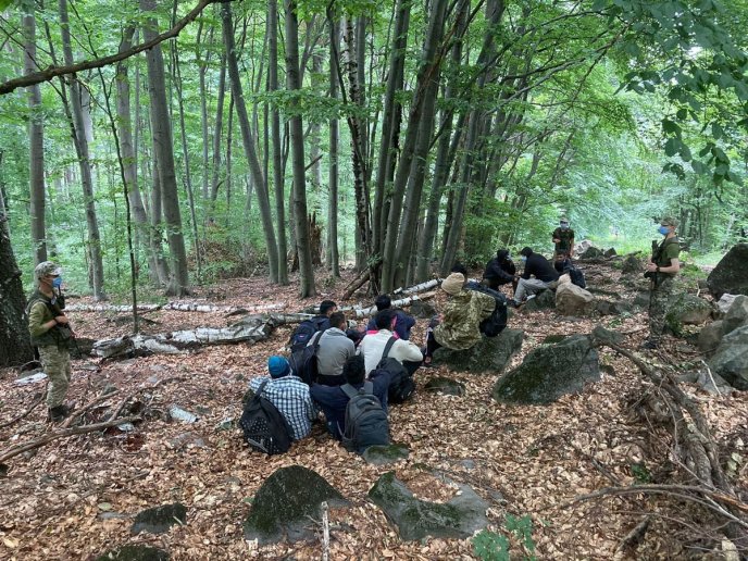 У лісі затримали 12 людей – 01