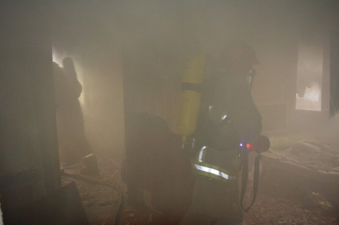 Побачили іскри з розетки: рятувальники розповіли про пожежу в багатоповерхівці – 04