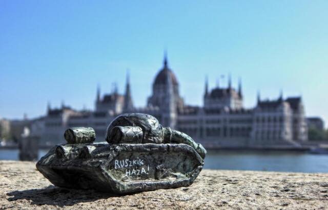 Закарпатський скульптор створив танк із надписом "Росіяни – додому" – 03