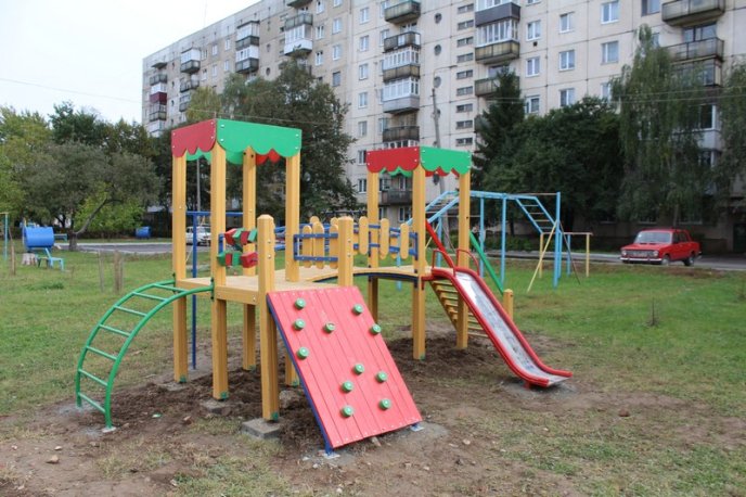 У Мукачеві встановлюють вісім нових дитячих майданчиків – 02