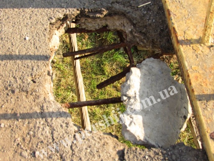 На мосту у Мукачеві знову з’явились провалля – 05