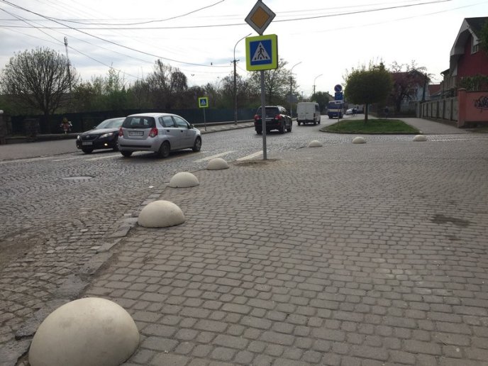 На кількох вулицях Мукачева з’явилися паркувальні півсфери – 02