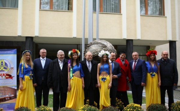 У мережі обговорюють, чи бува не перебільшили ужгородські студентки із патріотичною відвертістю – 07