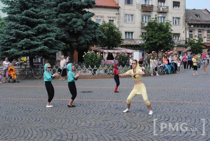 У центрі Мукачева дітвора розважається та демонструє свої таланти – 03