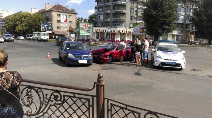 На проспекті Свободи біля "Білочки" в Ужгороді зіткнулись два автомобілі – 04