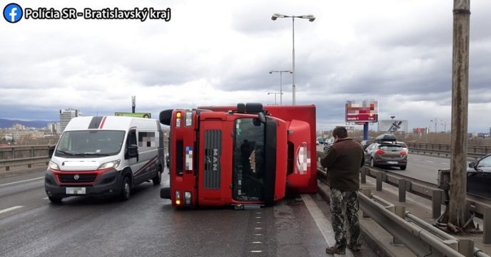 У Словаччині вирувала негода. Сильний вітер перевертав вантажівки – 03