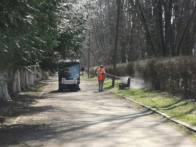 В Ужгороді продовжуть дезінфекцію громадських місць – 06