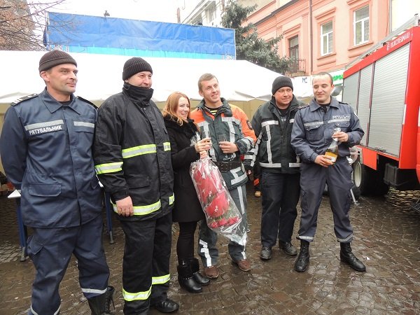 Берегівський рятувальник на пожежній машині освідчився дівчині у коханні – 04