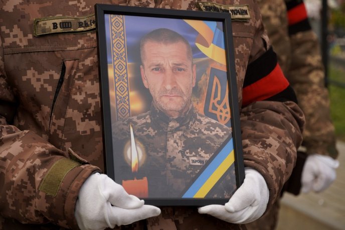 До останнього залишався вірним військовій присязі: в обласному центрі прощалися із Героєм – 01 До останнього залишався вірним військовій присязі: в обласному центрі прощалися із Героєм – 01