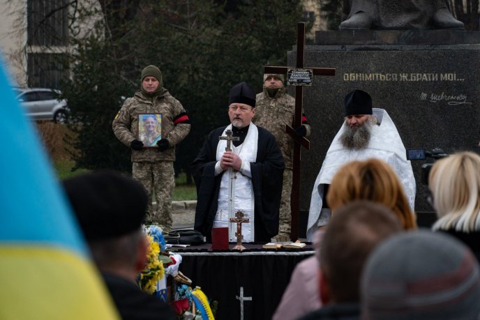 В області поховали військового, який загинув, рятуючи побратимів – 08