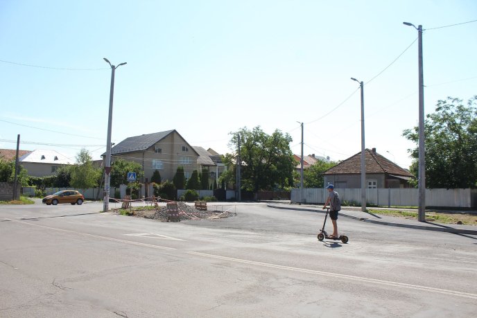 У Мукачівському міськвиконкомі прокоментували інцидент з асфальтуванням вулиці Данила Галицького під час дощу – 06