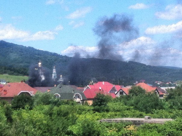 У Мукачеві горить АЗС, рух на трасі Київ-Чоп перекрито – 05