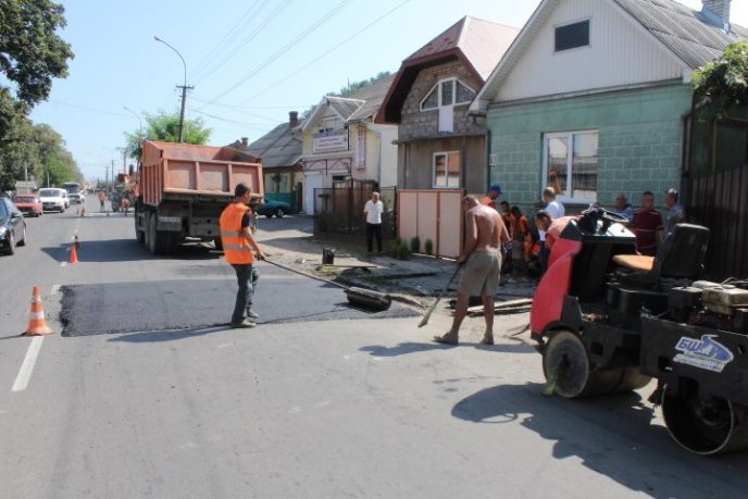 У Мукачеві на вулиці Підгорянській облаштовують нові пішохідні переходи – 01 У Мукачеві на вулиці Підгорянській облаштовують нові пішохідні переходи – 01
