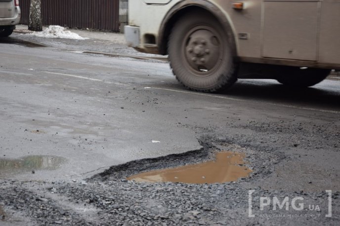 Яма на ямі: дороги Мукачева вкриті вибоїнами – 13