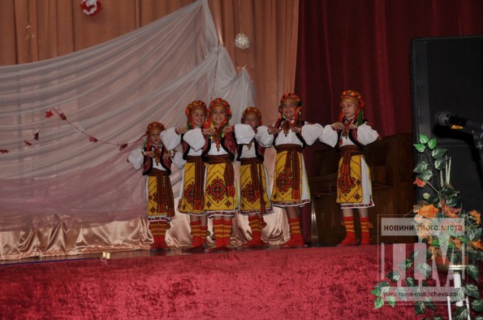 У міському Будинку школярів вітали ветеранів педагогічної ниви (ФОТО) – 25