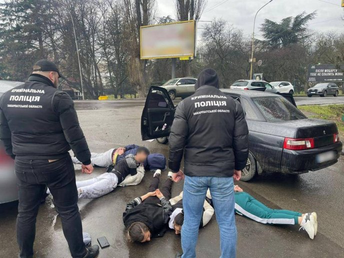 На Закарпатті затримали злочинне угруповання. Поліція показала обличчя зловмисників – 01