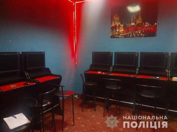 Надавали незаконні послуги: поліцейські розповіли, що коїлось у Рахові – 02