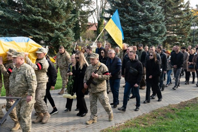 Залишилися дружина і син: в Ужгороді поховали Героя – 07