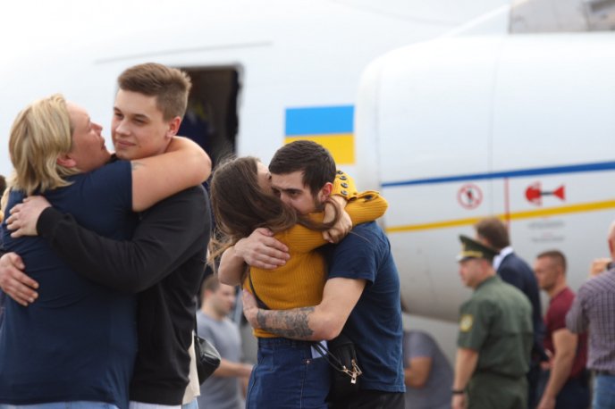 Історичні фото: як зустрічали полонених вдома – 06