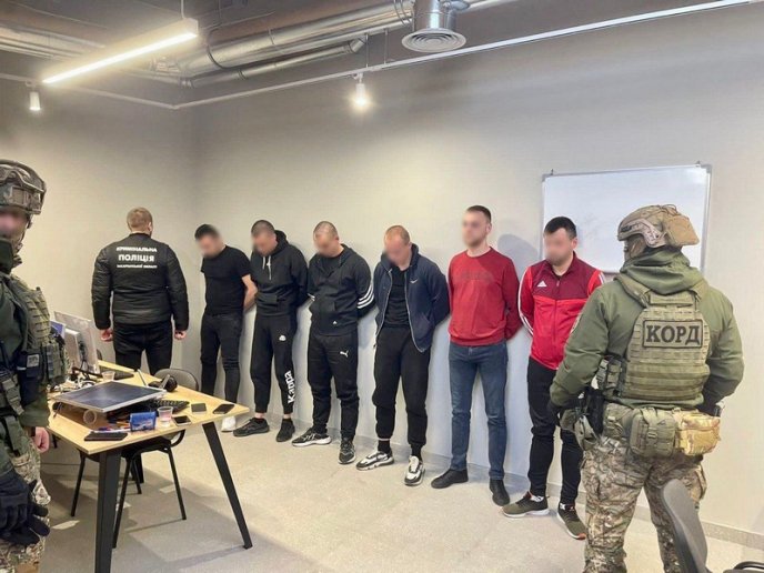 На Закарпатті киянин організував масштабну шахрайську схему. Поліція затримала учасників банди – 04