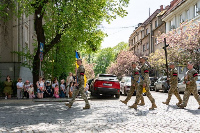 Ужгород попрощався з Героєм, який добровольцем пішов на війну – 07