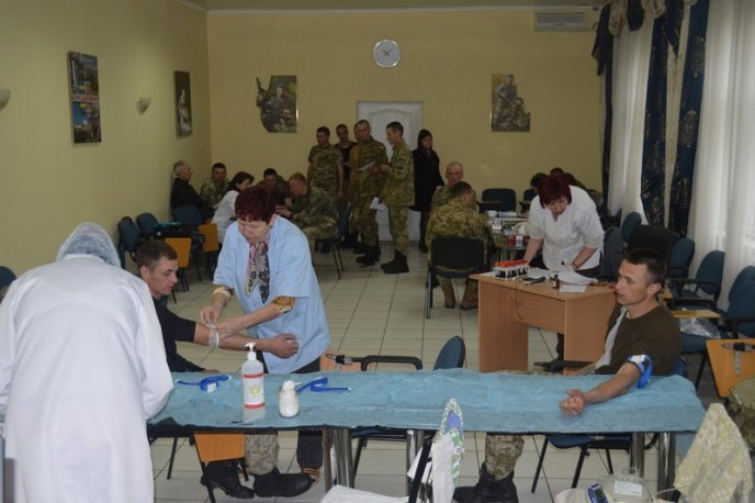 Прикордонники здавали кров, щоб врятувати чуже життя – 07