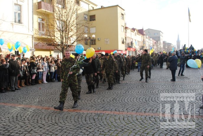 У Мукачеві з оплесками зустрічали героїв-бійців 128-ої бригади (ФОТОРЕПОРТАЖ) – 23