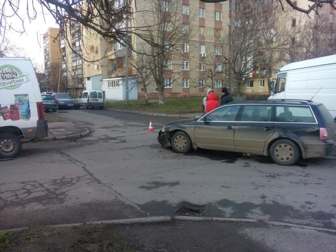 В Ужгороді зіткнулись мікроавтобус та автомобіль – 01