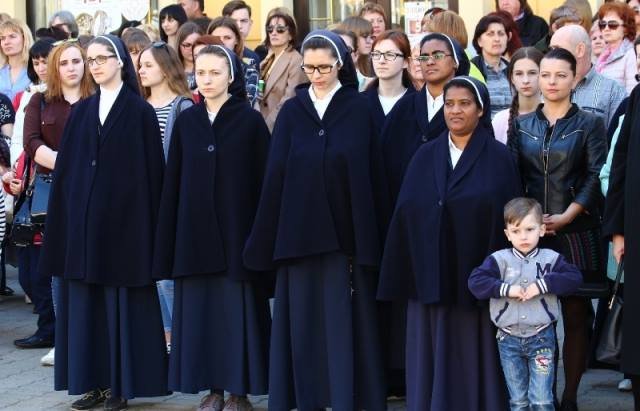 На площі Кирила та Мефодія у Мукачеві містяни молились за мир в Україні – 02 На площі Кирила та Мефодія у Мукачеві містяни молились за мир в Україні – 02