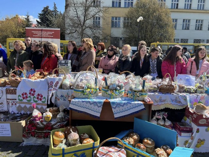 В Ужгороді відбулася благодійна акція "Паска для воїна" – 01 В Ужгороді відбулася благодійна акція "Паска для воїна" – 01
