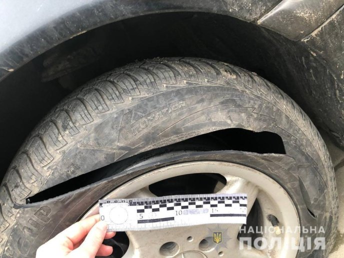 На Закарпатті чоловіку понищили автомобіль: порізали шини та побили скло – 03