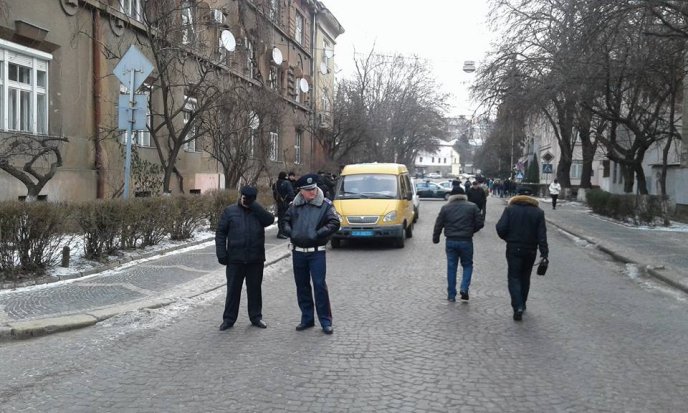 Перед будівлею суду в Ужгороді, де розглядатимуть апеляцію бійців ПС, десятки правоохоронців – 02 Перед будівлею суду в Ужгороді, де розглядатимуть апеляцію бійців ПС, десятки правоохоронців – 02