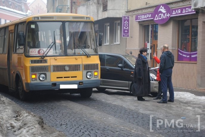У центрі Мукачева маршрутка зіткнулась з іномаркою "Daewoo Matiz" – 03