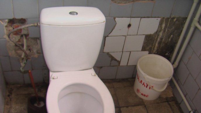 Користувачів мережі шокував стан однієї із вбиралень Ужгородської дитячої лікарні – 04